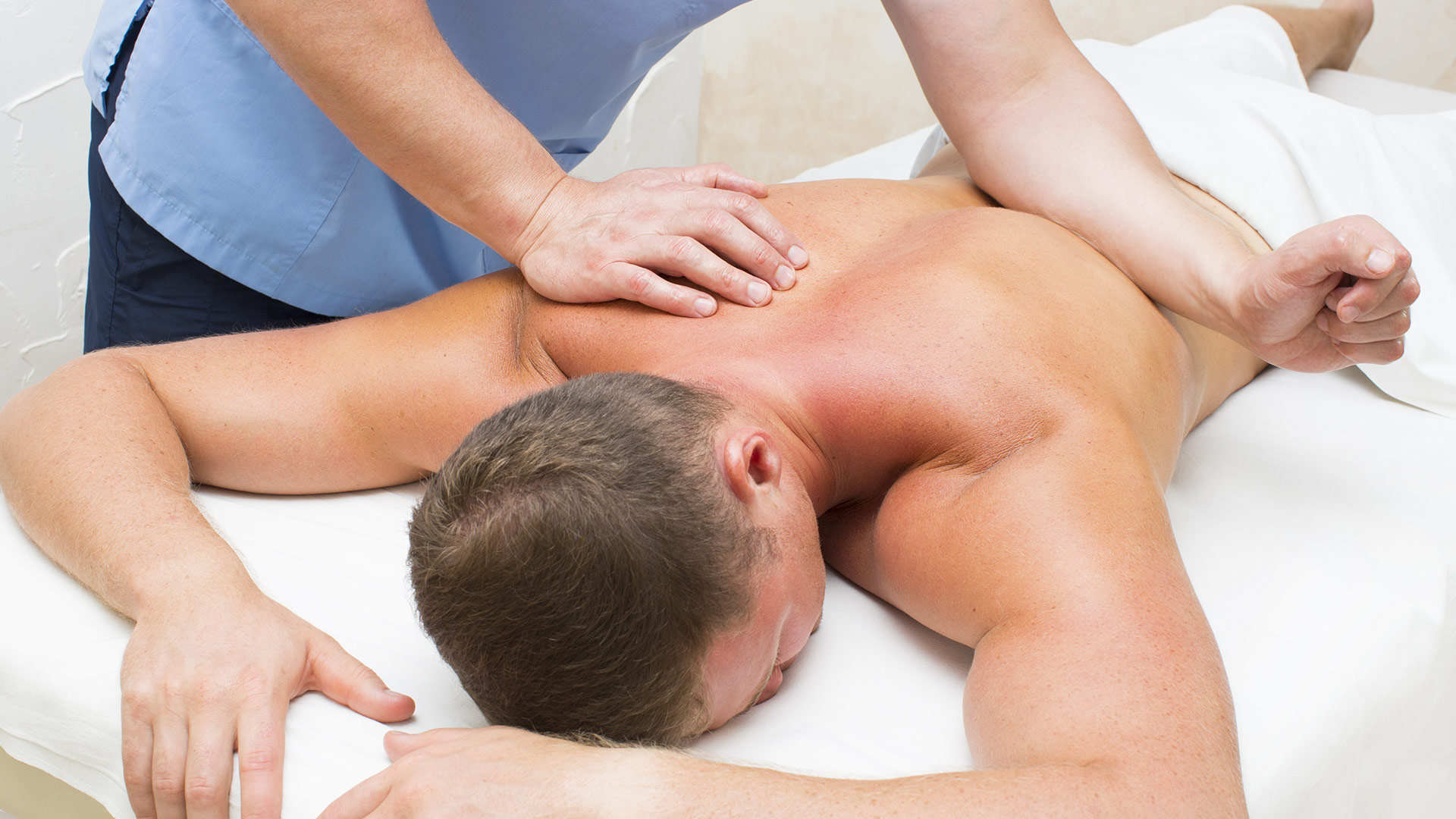 Медицинский массаж это. Спортивный массаж. Классический лечебный массаж. Лечебный массаж спины. Спортивный массаж спины.